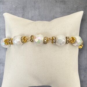 White & gold tone beaded bracelet with round toggle